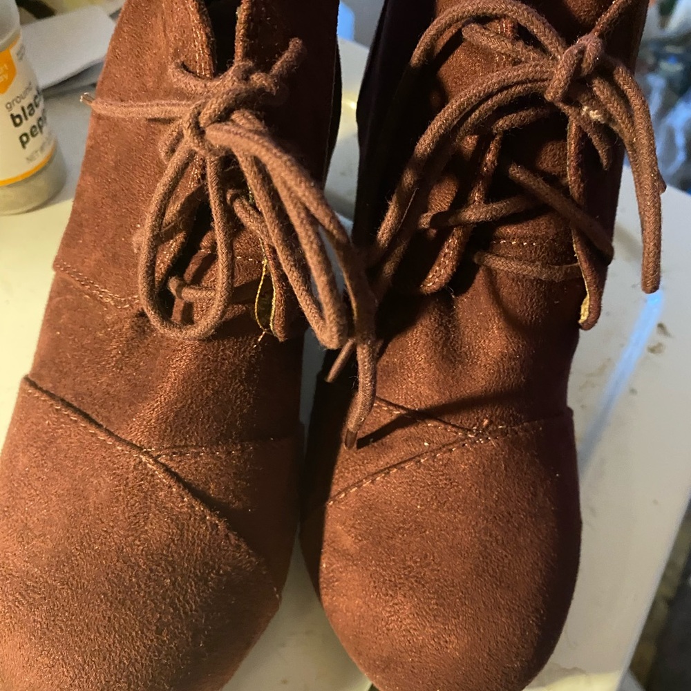CITY CLASSIFIED BOOTS BURGENDY Lace Up Ankle Boots with Suede Finish - Picture 5 of 7
